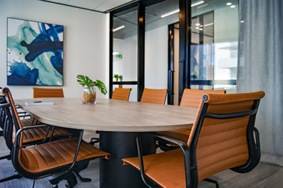 Une salle de réunion avec une table et des sièges